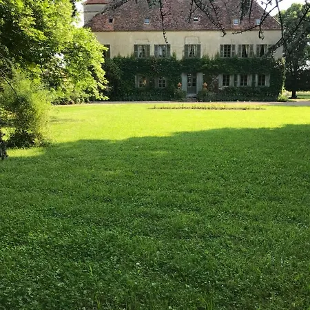 Chateau De Vesset 4*
