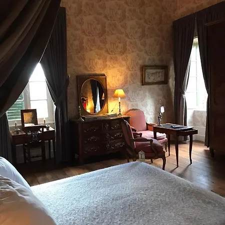 Bed & Breakfast Chateau De Vesset 4*