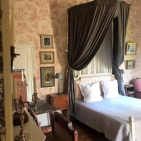 Chateau De Vesset 4*